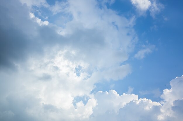 Natureza de fundo de nuvens brancas sobre o céu azul