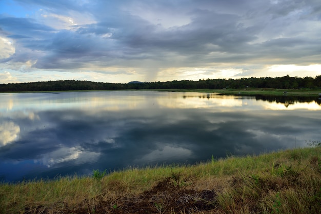 Natureza de paisagem do rio no fundo do céu azul