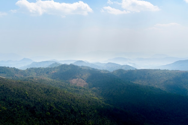 Natureza de verão com paisagem montanhosa