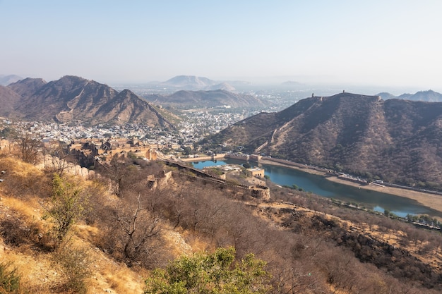 Natureza e fortes das colinas de Jaipur, panorama da Índia.