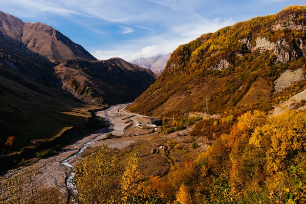 Natureza e paisagem mágica, montanhas majestosas e colinas cobertas de vegetação