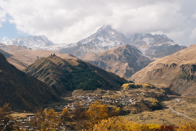 Natureza encantadora de magia, altas montanhas e árvores majestosas