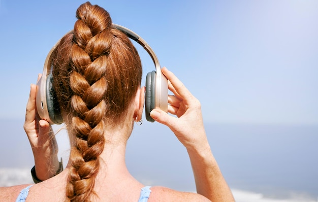 Natureza fitness e mulher ouvindo música durante o exercício, saúde e treino cardio com vistas panorâmicas Podcast de rádio e streaming com vista traseira da fêmea prepare-se para o zen e relaxe a meditação