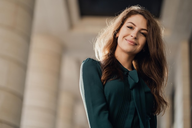 Natureza forte posando feliz jovem estudante morena de aparência caucasiana em