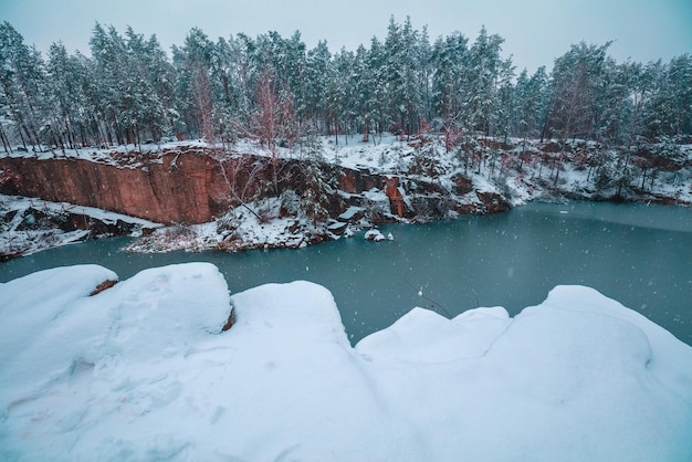 Natureza gelada de inverno Lago rochoso de granito