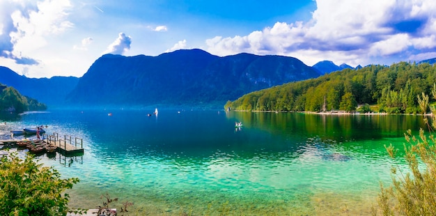 Natureza idílica com um belo lago mágico Bohinj no Parque Nacional de Triglav da Eslovênia