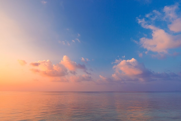 Natureza incrível conceito de terra seascape oceano lagoa horizonte pôr do sol céu raios relaxe vista para o mar