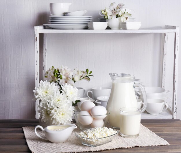 Foto natureza morta com deliciosos produtos lácteos na mesa