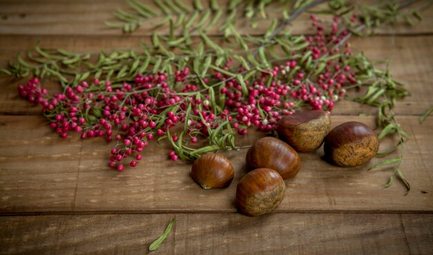 Natureza morta com frutas de outono na mesa de madeira