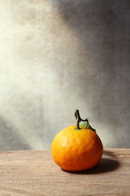 Natureza morta com frutas laranja na mesa de madeira com espaço grunge