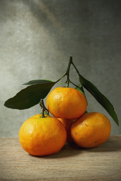 Natureza morta com frutas laranja na mesa de madeira com espaço grunge