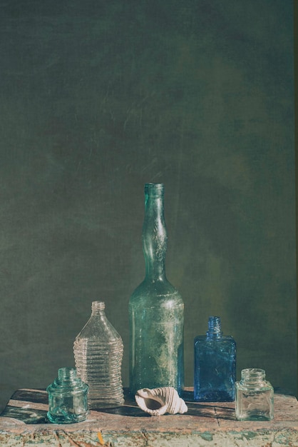 Natureza morta com garrafas de vidro de várias formas fotografia de arte