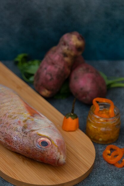 Natureza morta com peixes frescos e ingredientes peruanos para cozinhar