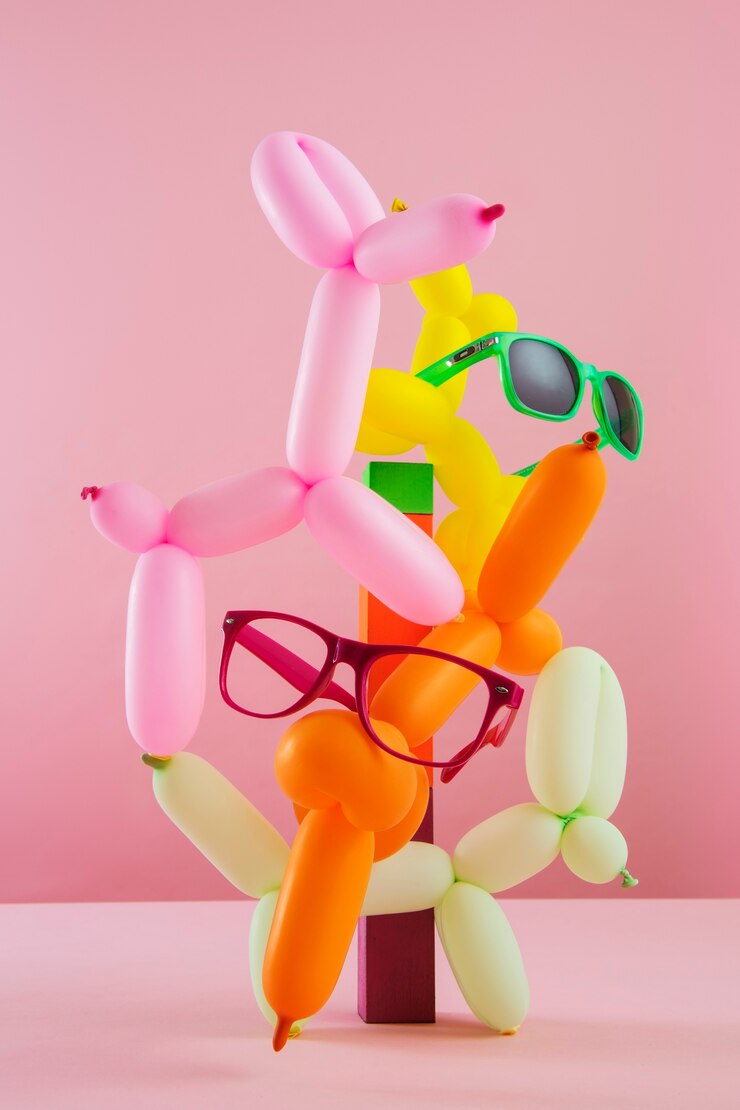 Natureza morta com pequenos objetos decorativos com cores vivas