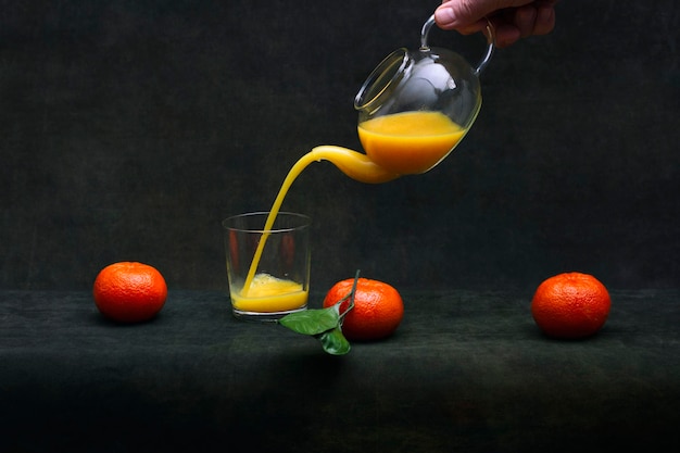 Natureza morta com tangerinas e suco de laranja em copos