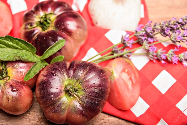 Natureza morta com tomate tigre na mesa de madeira