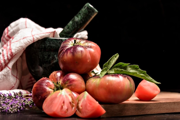 Natureza morta com tomate tigre na mesa de madeira