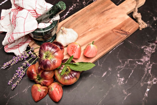 Natureza morta com tomate tigre na mesa de madeira