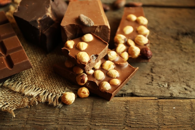 Natureza morta com um conjunto de chocolate com nozes em close de mesa de madeira