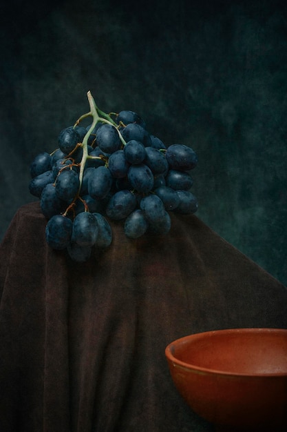 Natureza morta com um prato e um cacho de uvas maduras