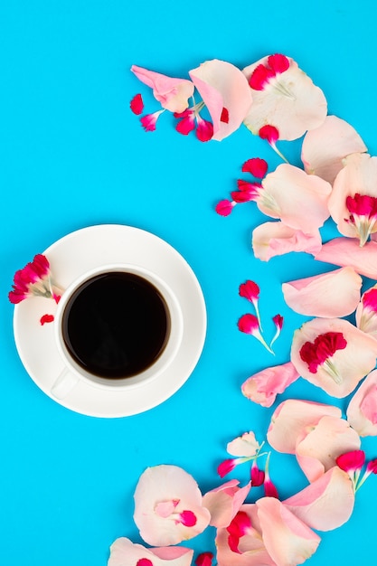 Natureza morta com uma xícara de café e flores. Conceito de manhã linda