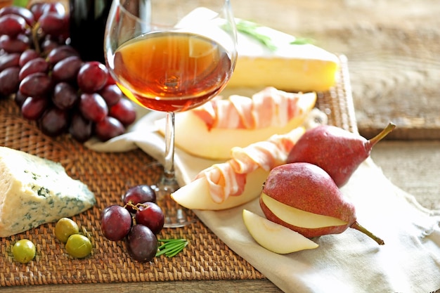 Natureza morta com vários tipos de comida e vinho italianos