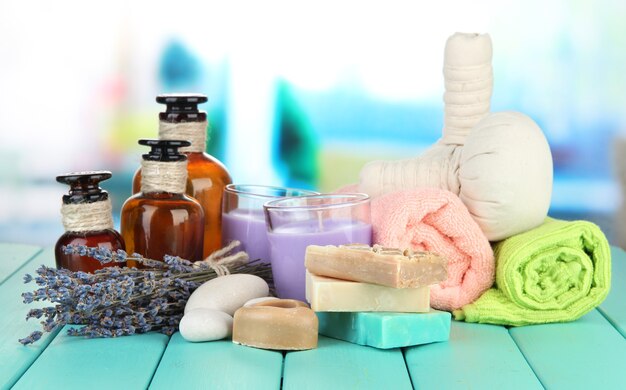 Natureza morta com vela de lavanda, sabonete, bolas de massagem, sabonete e lavanda fresca