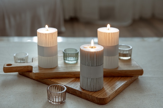 Natureza morta com velas acesas como detalhes de decoração para casa.