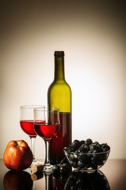 Foto natureza morta com vinho tinto