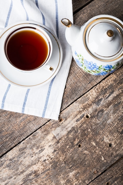 Natureza morta com xícara de chá e toalha de mesa na mesa de madeira