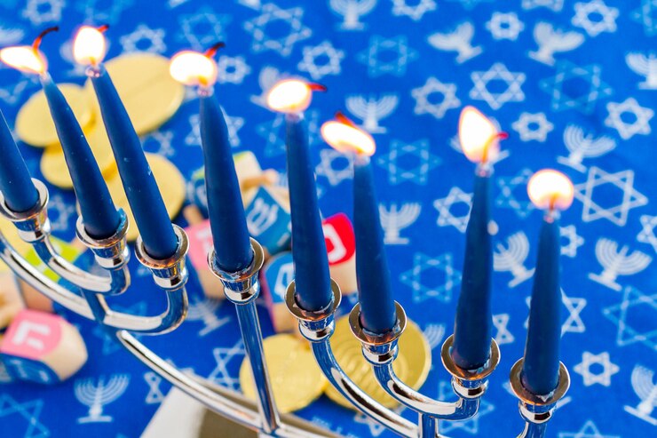 Foto natureza morta composta de elementos do festival judaico de chanucá / hanukkah.