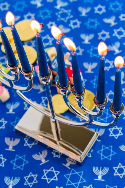 Foto natureza morta composta de elementos do festival judaico de chanucá / hanukkah.