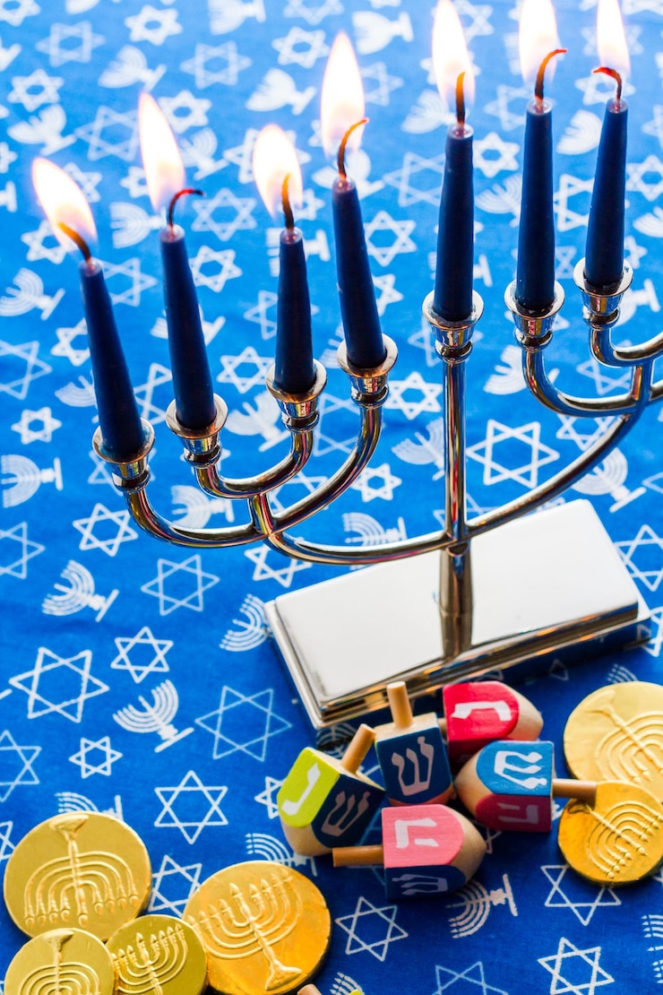 Foto natureza morta composta de elementos do festival judaico de chanucá / hanukkah.