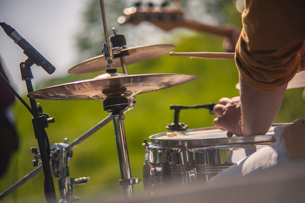 Natureza morta das mãos de um baterista tocando bateria ao vivo em um show