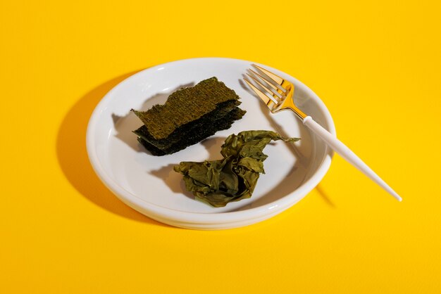 Foto natureza morta de algas e musgo em prato