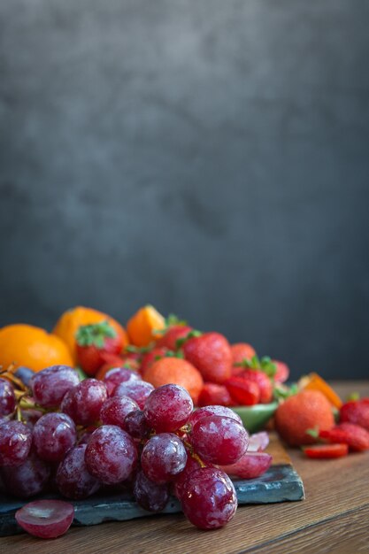 Natureza morta de frutas frescas da estação de tons avermelhados