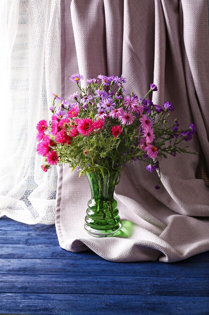 Natureza morta de lindas flores em vaso