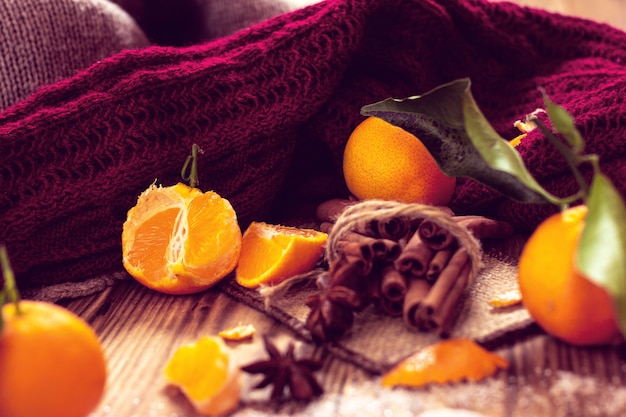 Foto natureza morta quente com tangerinas e blusa de malha