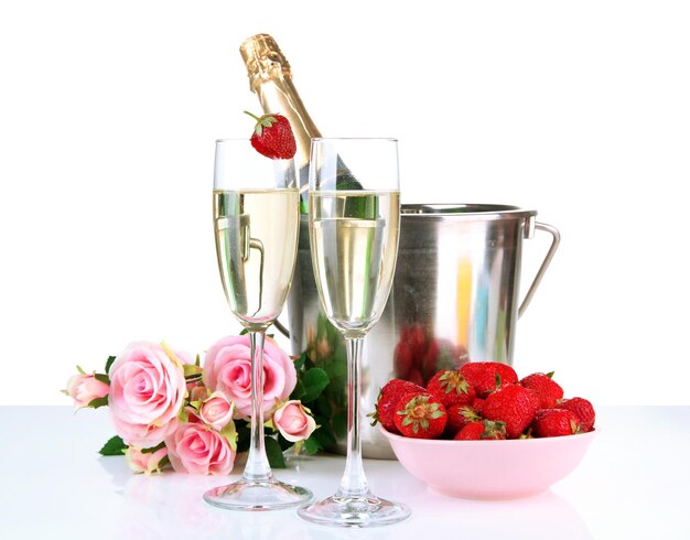 Natureza morta romântica com champanhe, morango e rosas cor de rosa, isolado no branco