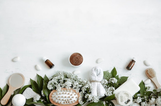 Natureza morta spa com acessórios de banho, produtos de saúde e beleza com flores frescas.