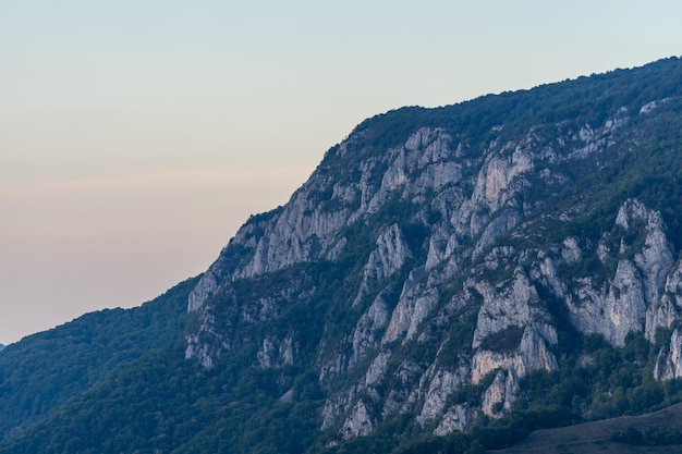 Natureza paisagem com montanha na região de Apuseni, na Romênia.