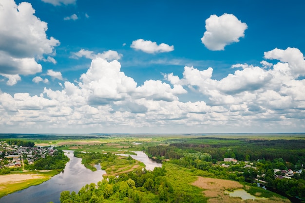 Natureza pitoresca da Bielorrússia com rio, floresta e nuvens em um céu azul