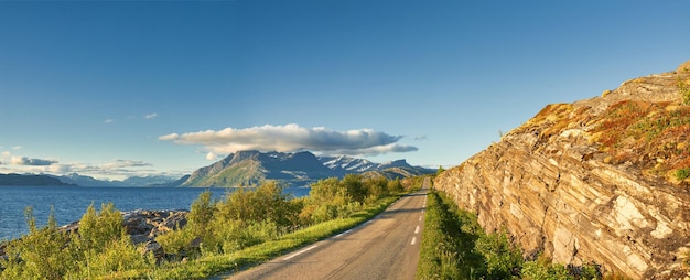 Natureza selvagem da região montanhosa do norte da Noruega perto de Bodo e Kjerringoy no norte da Noruega