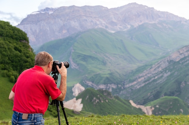 Naturfotograf fotografiert in den Bergen