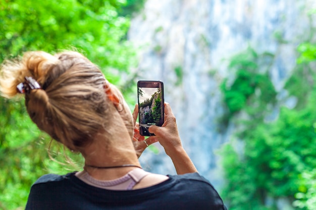 Naturfotografie mit Hilfe eines Smartphones von einem jungen Touristen auf einer Reise.