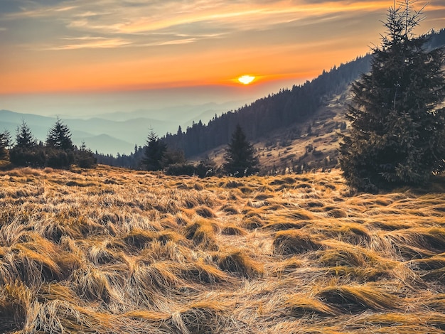 Naturherbstsonnenuntergang in der Berglandschaft