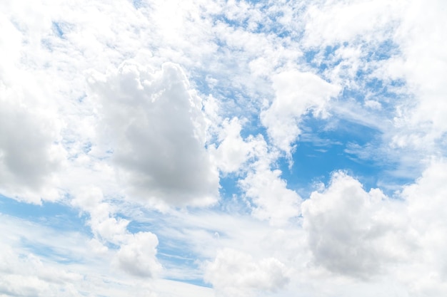 Naturhintergrund aus weißen Wolken an sonnigen Tagen Schöne weiße, flauschige Wolken am blauen Himmel