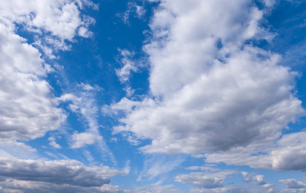 Naturhintergrund Blauer Himmel mit Wolke