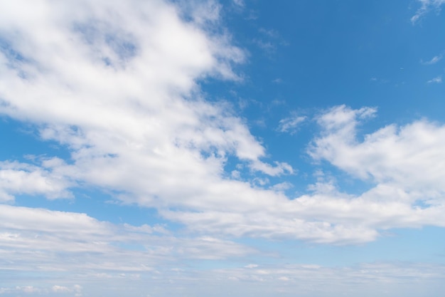 Naturhintergrund des blauen Himmels mit weißen Wolken