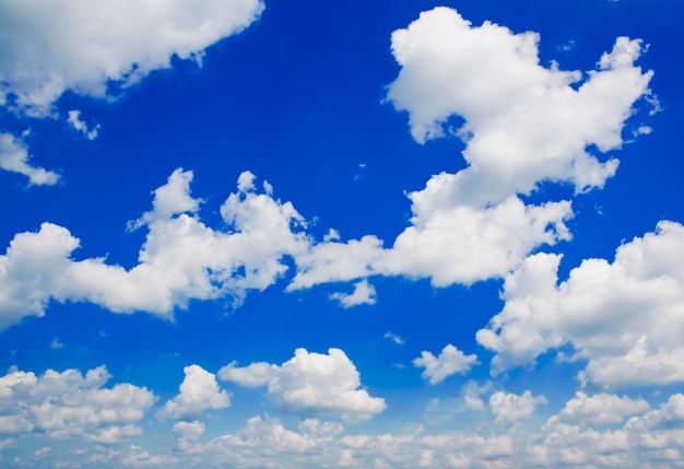 Naturhintergrund. weiße Wolken über blauem Himmel